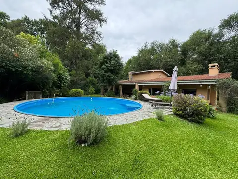 Casa en Parque Natura s/2 lotes con pileta y añosa arboleda