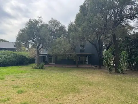 Casa en Alquiler con 2 cocheras