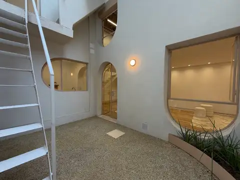 Venta Dpto de pasillo reciclado de dos dormitorios, patio, terraza.