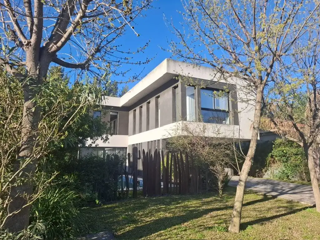 Casa en Venta - 3 dormitorios - USD 450.000