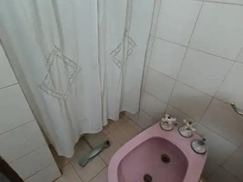 Casa en Luis Guillon- 4 ambientes- 2 baños  - Parque - Cocheras- Escritorio - Cocina - APTO CREDITO
