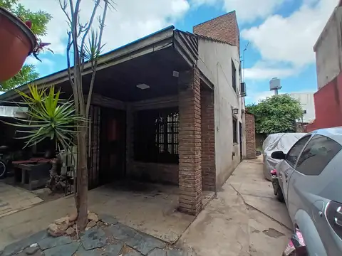 Casa en Luis Guillon- 4 ambientes- 2 baños  - Parque - Cocheras- Escritorio - Cocina - APTO CREDITO