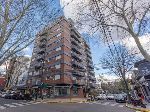 Departamento de dos ambientes en venta en Olivos, con cochera, baulera y vista abierta.