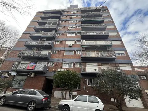 Departamento de dos ambientes en venta en Olivos, con cochera, baulera y vista abierta.