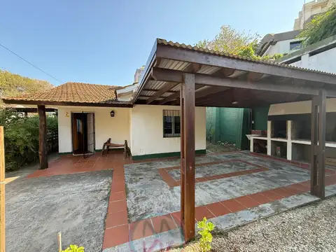 Casa en venta de 2 dormitorios c/ cochera en Zona Sur