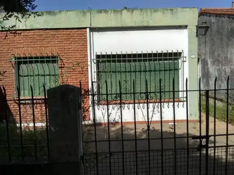 CASA CON AMPLIO FONDO LIBRE  EN VENTA EN LONGCHAMPS