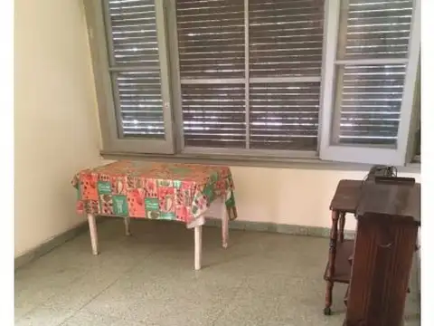 CASA CON AMPLIO FONDO LIBRE  EN VENTA EN LONGCHAMPS