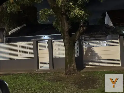 Avenida Hipólito Yrigoyen e/ Los Cipreses y Las Heras