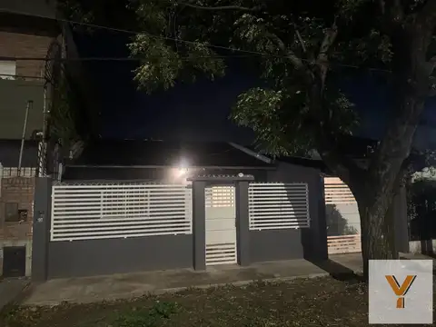 Casa en venta - 2 Dormitorios 1 Baño - Almirante Brown
