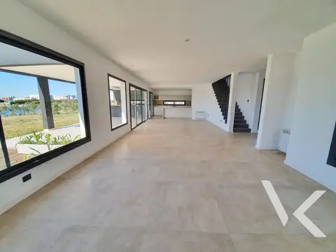 Casa 4 ambientes con 2 baños