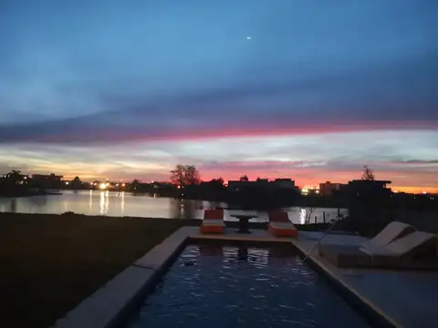 Casa en Alquiler con 1 cochera
