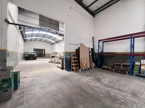 Importante industria sobre tres lotes