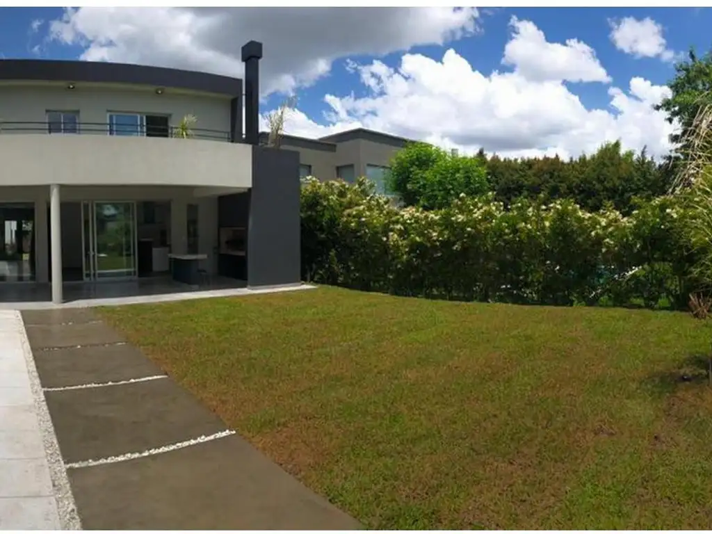 Casa - 290  m² Cubierta | 3 dormitorios | A Estrenar | 4 baños | 4 ambientes | 4 cocheras