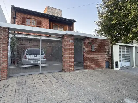 CASA EN VENTA BERISSO 3 DORMITORIOS, PARQUE COCHERA APTO BANCO