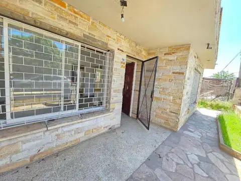 CASA 3 AMBIENTES EN VENTA, DERQUI, JARDIN