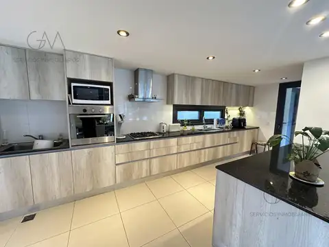 Casa en Alquiler con 2 cocheras