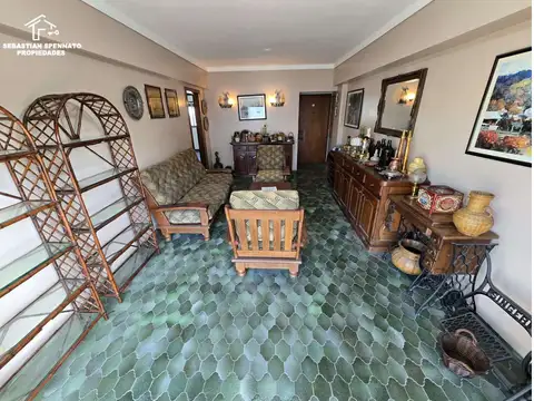 Charlone 2200, Piso 6