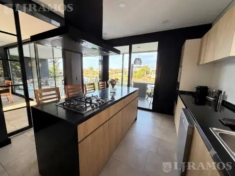 Casa 5 ambientes con 2 baños