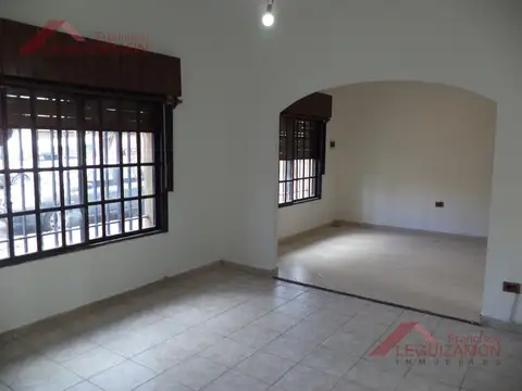 AMPLIO LIVING COMEDOR - PATIO SEMICUBIERTO - CON PARRILLA