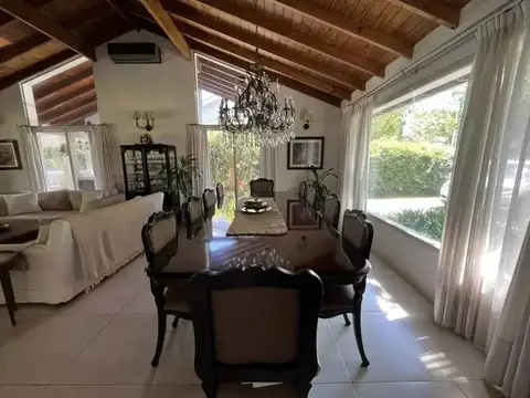 Casa en Alquiler con 1 cochera