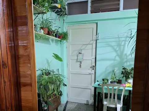 DEPARTAMENTO DE 2 AMBIENTES EN PLANTA BAJA CON PATIO Y EXCELENTE ENTREPISO AIREADO Y LUMINOSO