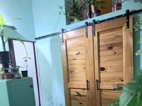 DEPARTAMENTO DE 2 AMBIENTES EN PLANTA BAJA CON PATIO Y EXCELENTE ENTREPISO AIREADO Y LUMINOSO