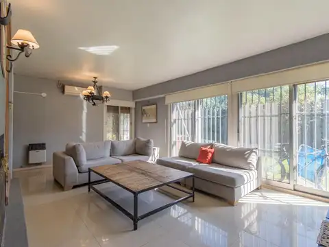 Venta PH estilo casa, 6 ambientes, cochera, pileta, parrilla y terraza en MARTINEZ.