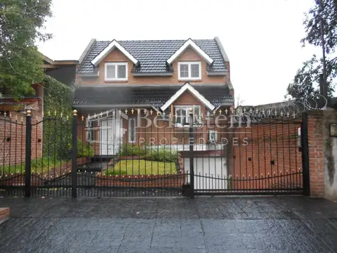 CASA EN VENTA DE 5 DORMITORIOS EN CASTELAR