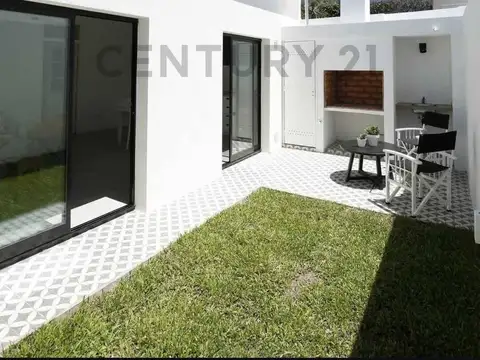 Departamento de 2 dormitorios con patio en venta en La Plata