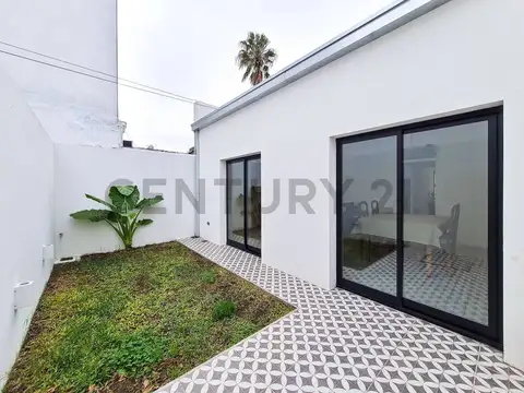 Departamento de 2 dormitorios con patio en venta en La Plata