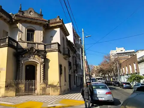 VENTA CASA 5 AMBIENTES + PATIO + 2 BALCONES + TERRAZA VELEZ SARSFIELD