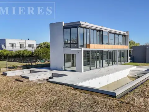Casa 5 ambientes con 4 baños