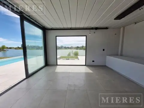 Casa 5 ambientes con 4 baños