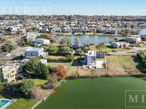 Casa en venta sobre lote a la laguna El Canton Barrio Norte