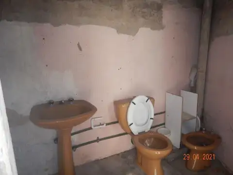 Terreno en venta con Casa más 2 Locales