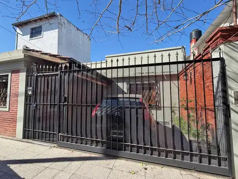 CASA EN LOTE PROPIO 4 AMBIENTES CON JARDIN AL FONDO Y PILETA