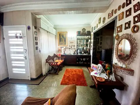 Casa 8 ambientes con 2 baños
