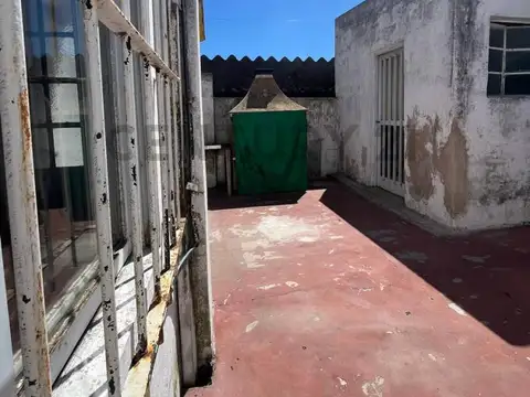 77 entre 11 y 12. Casa sobre lote propio. A remodelar