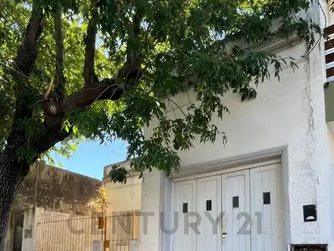77 entre 11 y 12. Casa sobre lote propio. A remodelar