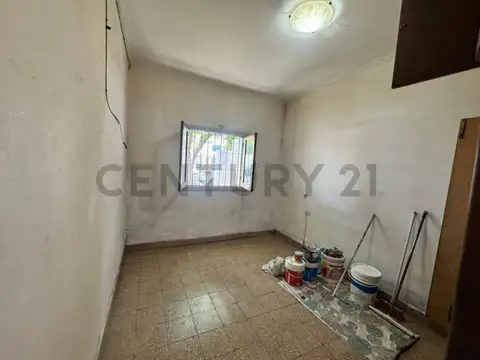 77 entre 11 y 12. Casa sobre lote propio. A remodelar