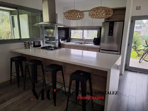 Casa en Alquiler con 2 cocheras