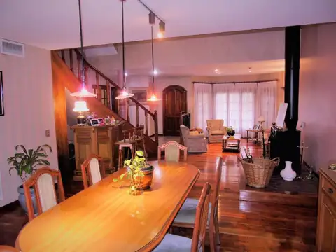 Casa en Venta con 3 cocheras