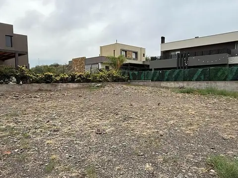 OPENHOUSE vende magnífico terreno, excelente dentro del Barrio Dalvian.