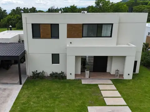 Casa en Venta con 4 cocheras