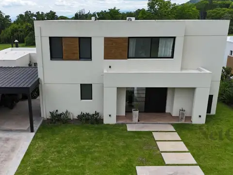 Casa en Venta con 4 cocheras