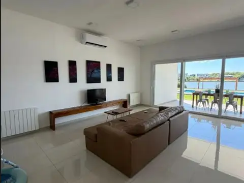 Casa en Venta con 4 cocheras