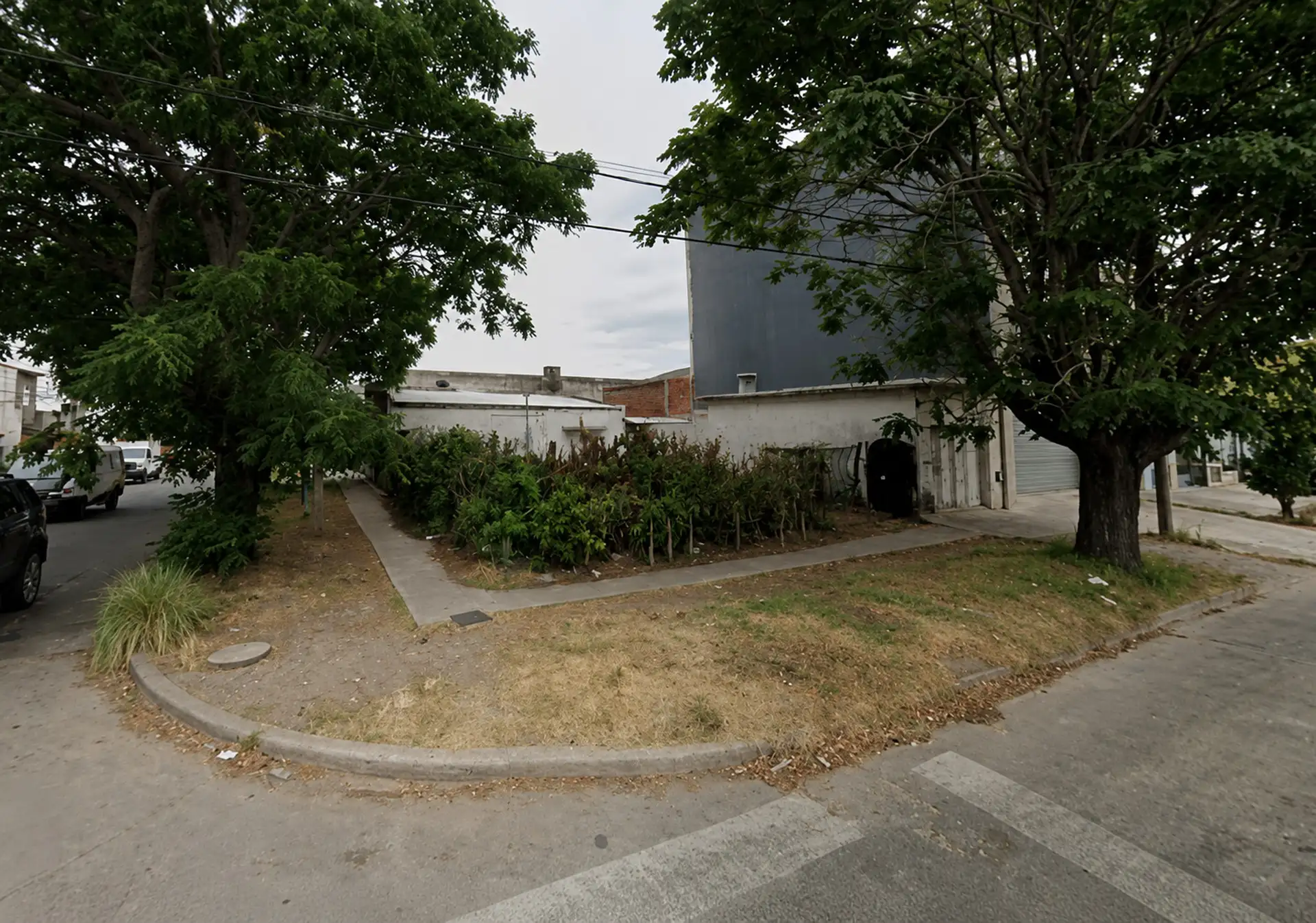 Lote de esquina 284m² en Av. M. Champagnat y Gascón
