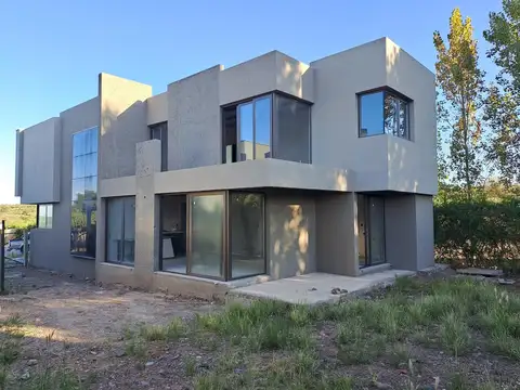 Casa en Venta - en obra gris - B° Privado Aguaribay