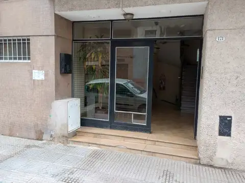 Departamento de dos ambientes por escalera -