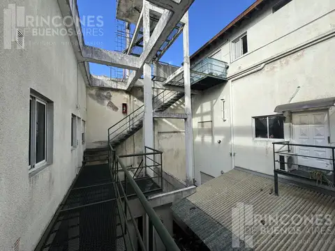 OPORTUNIDAD, Monoambiente con entrepiso y balcón  